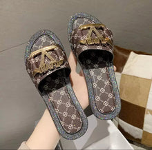 Load image into Gallery viewer, Slipper Luxury Designer Metal Button Letter Decoration Flat Beach Shoes Indoor Flat Sandals